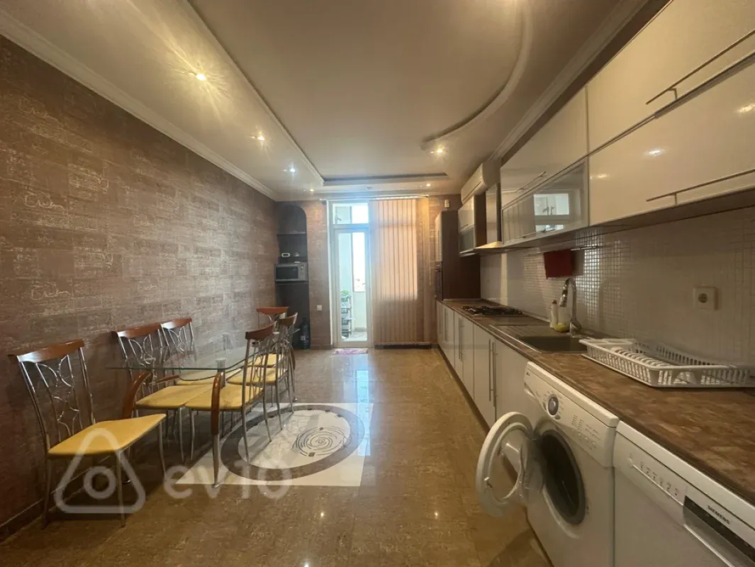Kirayə verilir 3 otaqlı yeni tikili 135 m²