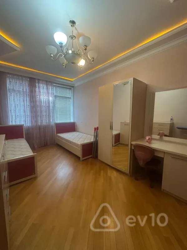 Kirayə verilir 3 otaqlı yeni tikili 135 m²