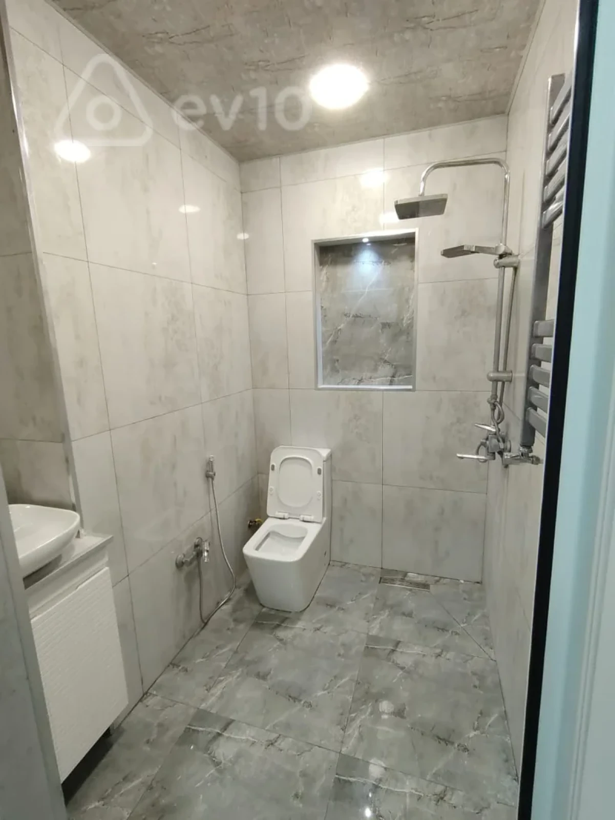 Kirayə verilir 2 otaqlı yeni tikili 70 m²