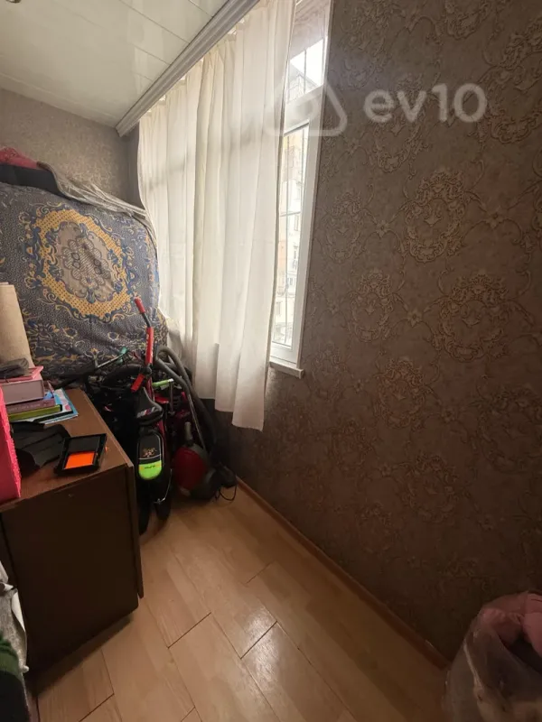 Satılır 4 otaqlı köhnə tikili 120 m²