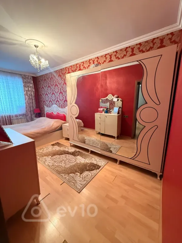 Satılır 4 otaqlı köhnə tikili 120 m²