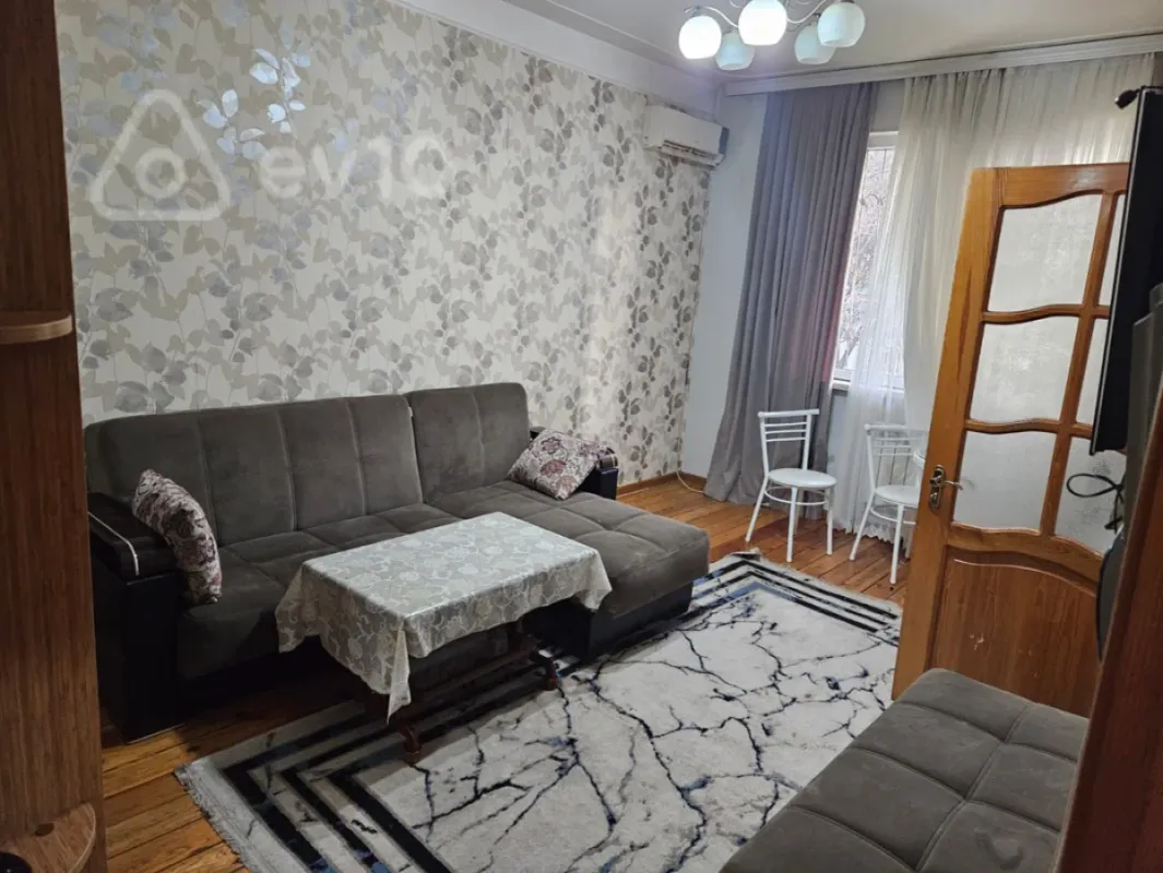 Kirayə verilir 2 otaqlı köhnə tikili 50 m²