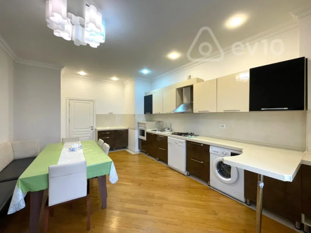 Kirayə verilir 4 otaqlı yeni tikili 180 m²