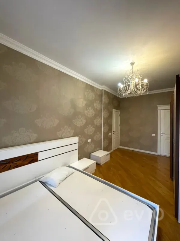 Kirayə verilir 4 otaqlı yeni tikili 180 m²