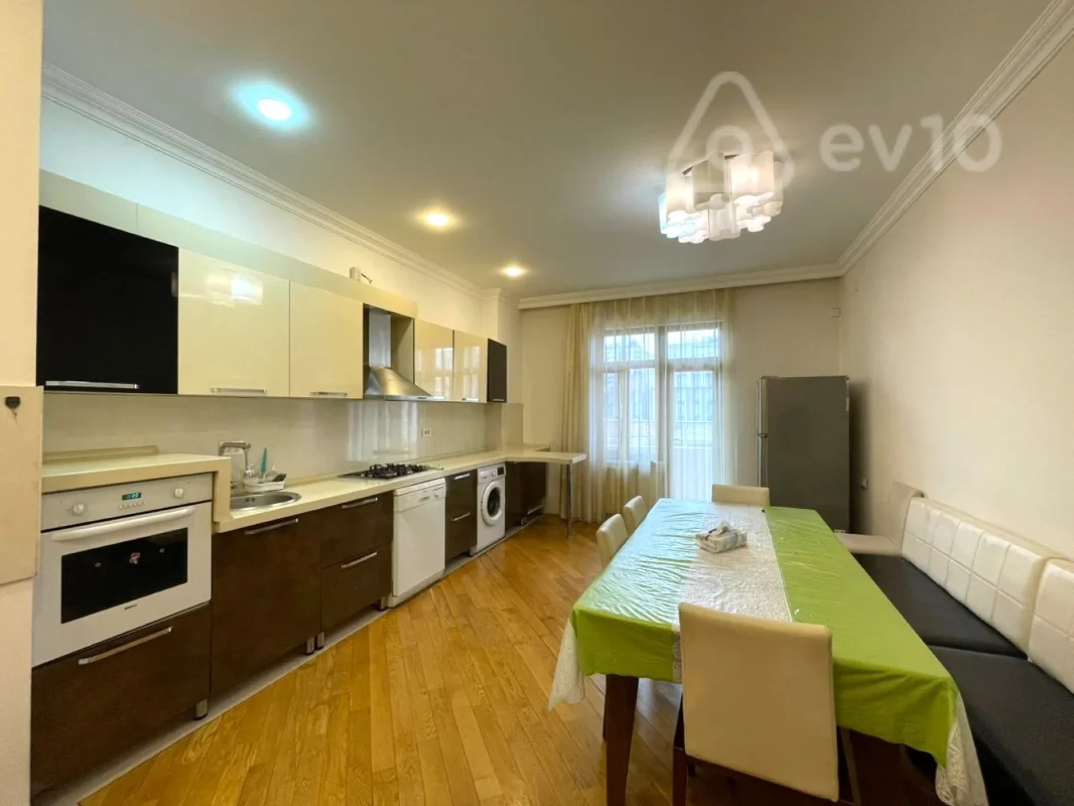 Kirayə verilir 4 otaqlı yeni tikili 180 m²