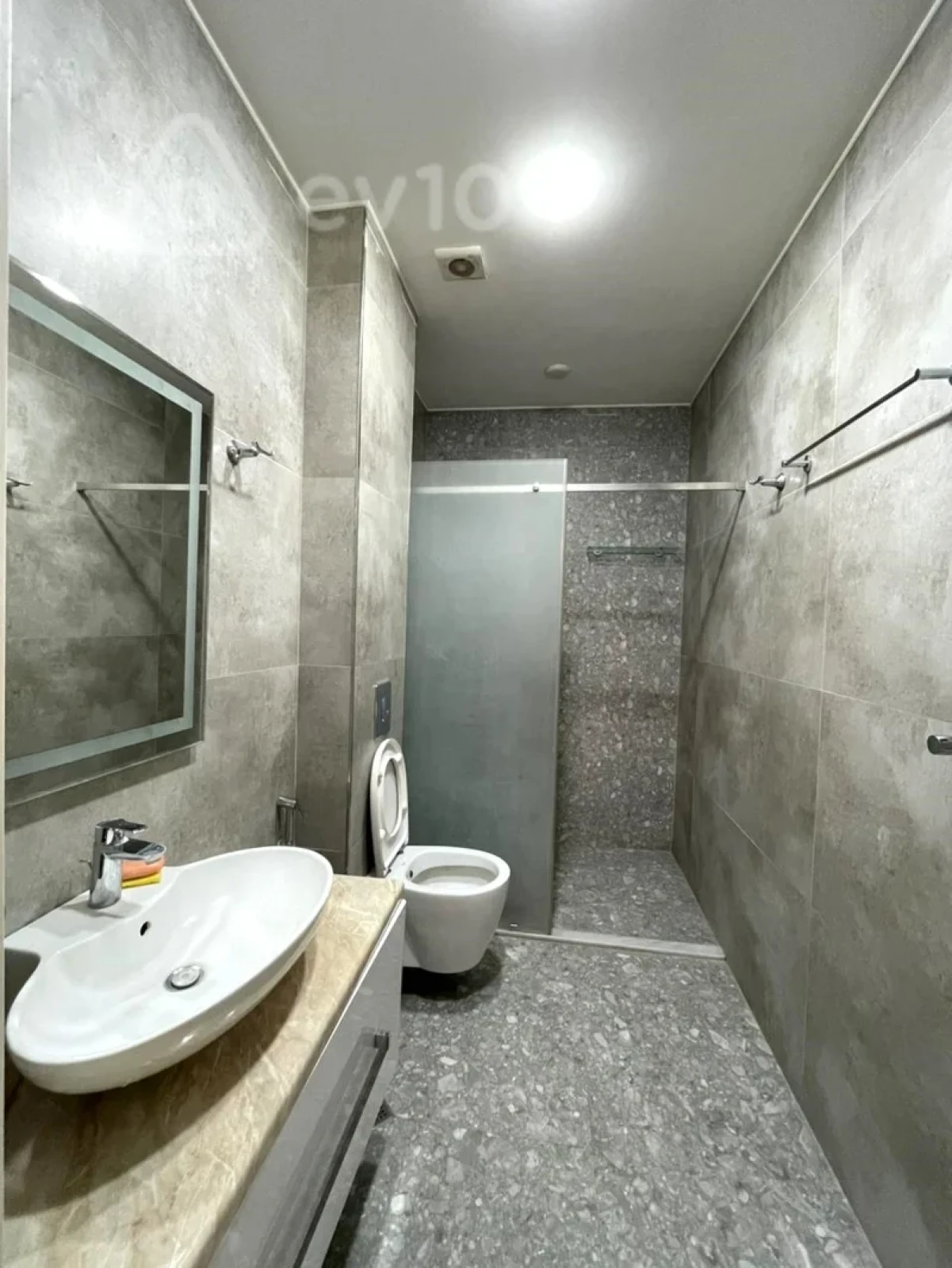 Kirayə verilir 4 otaqlı yeni tikili 180 m²