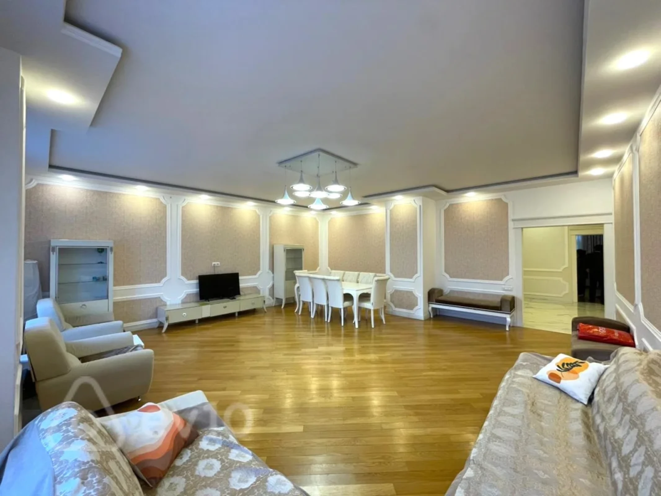 Kirayə verilir 4 otaqlı yeni tikili 180 m²
