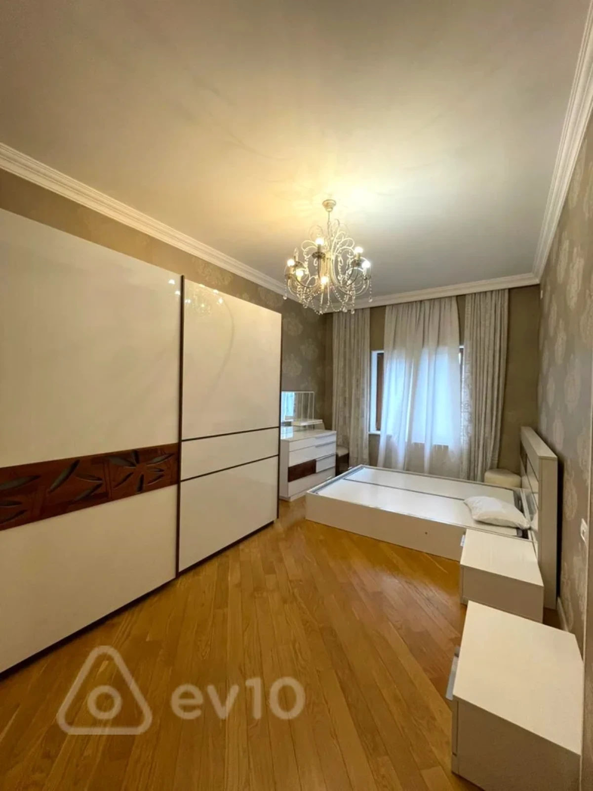 Kirayə verilir 4 otaqlı yeni tikili 180 m²