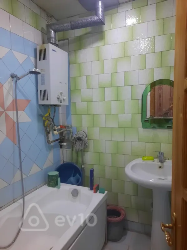 Kirayə verilir 2 otaqlı köhnə tikili 50 m²