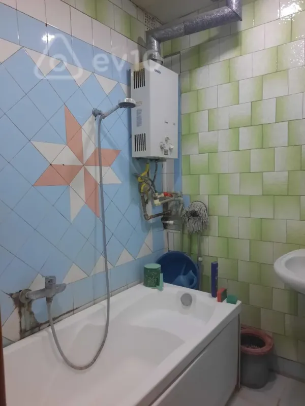 Kirayə verilir 2 otaqlı köhnə tikili 50 m²