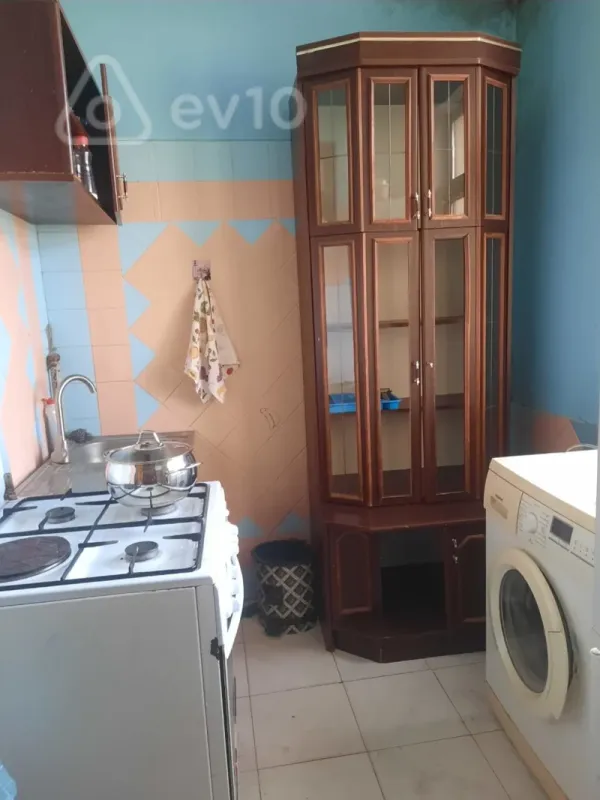 Kirayə verilir 2 otaqlı köhnə tikili 50 m²