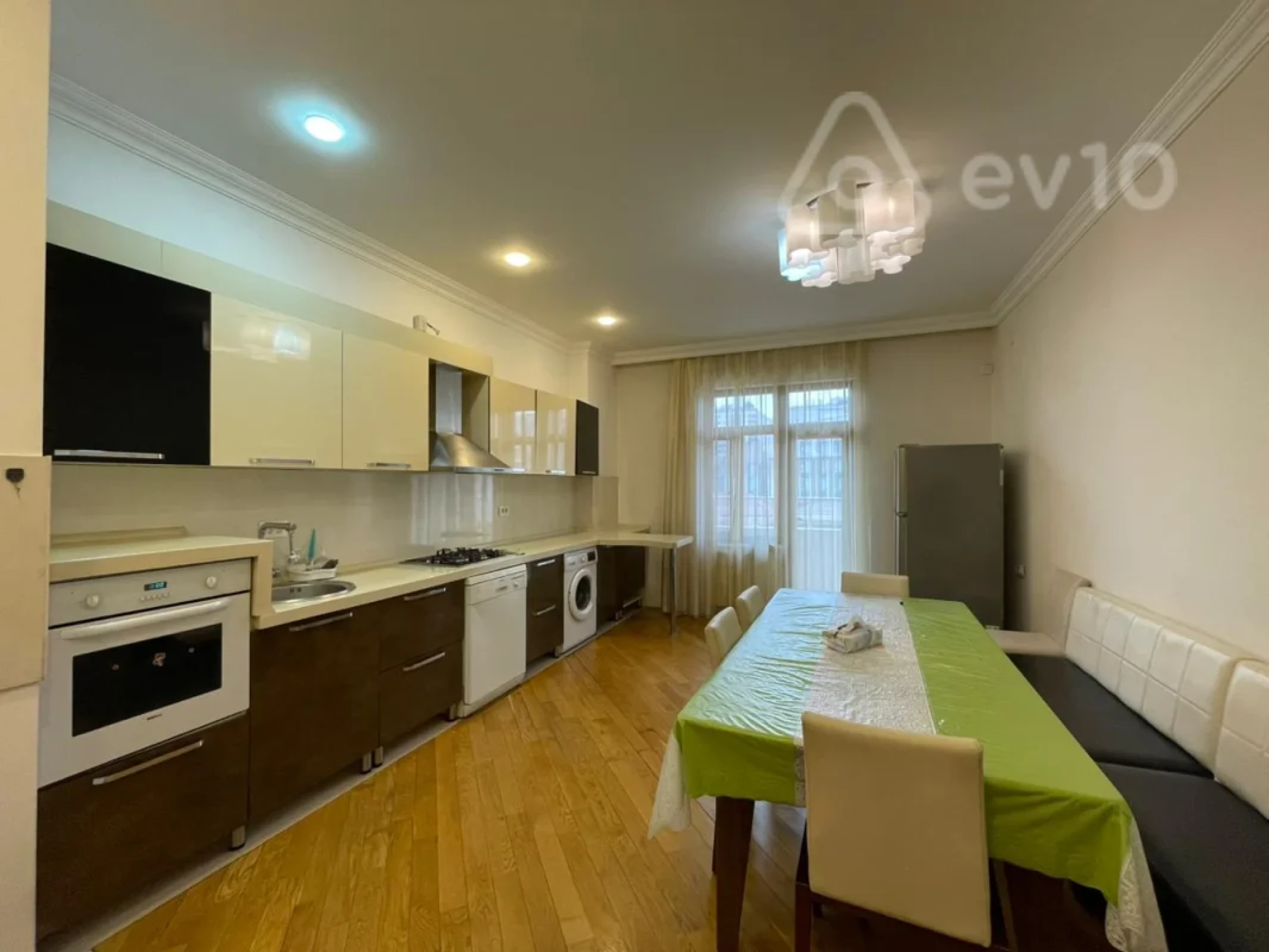 Kirayə verilir 4 otaqlı yeni tikili 220 m²