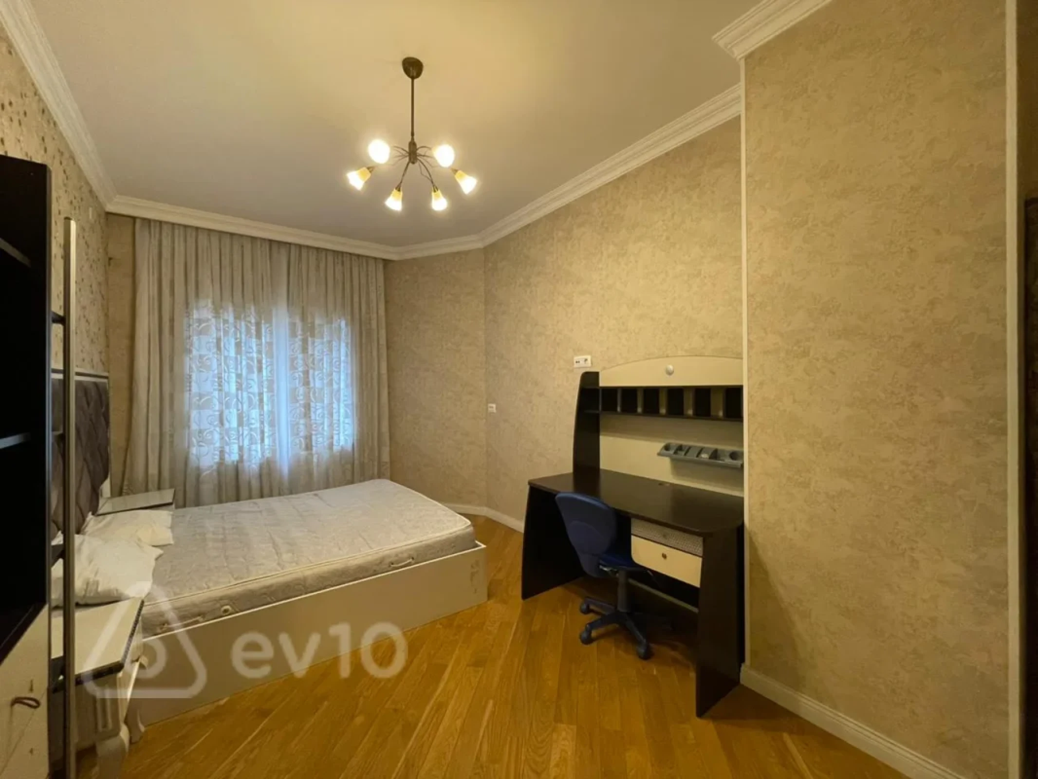 Kirayə verilir 4 otaqlı yeni tikili 220 m²