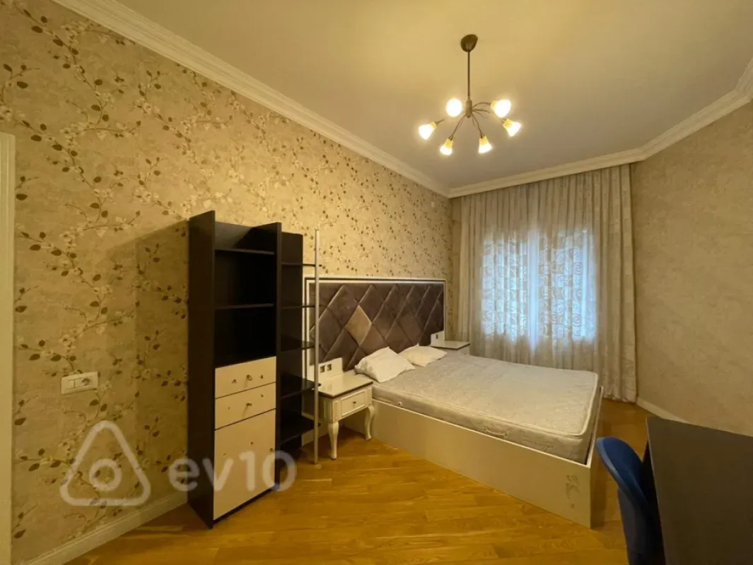 Kirayə verilir 4 otaqlı yeni tikili 220 m²