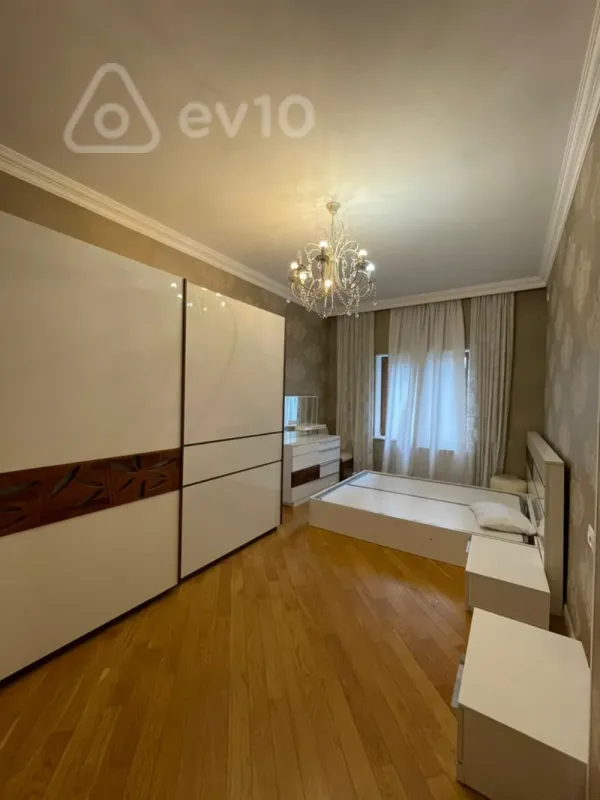 Kirayə verilir 4 otaqlı yeni tikili 220 m²