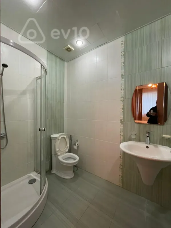 Kirayə verilir 4 otaqlı yeni tikili 200 m²