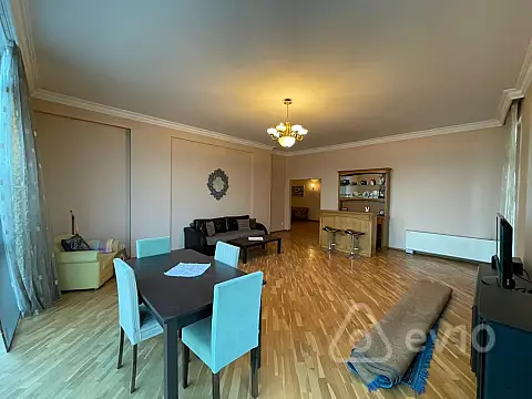 Kirayə verilir 4 otaqlı yeni tikili 200 m²