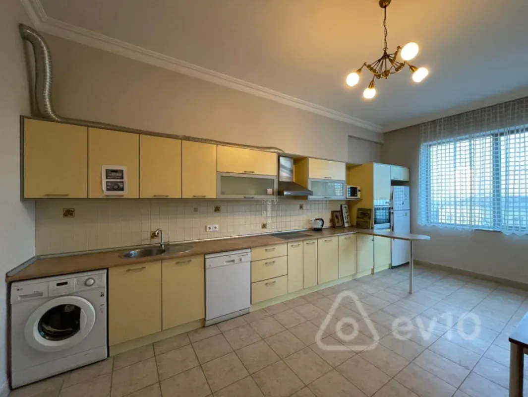 Kirayə verilir 4 otaqlı yeni tikili 200 m²