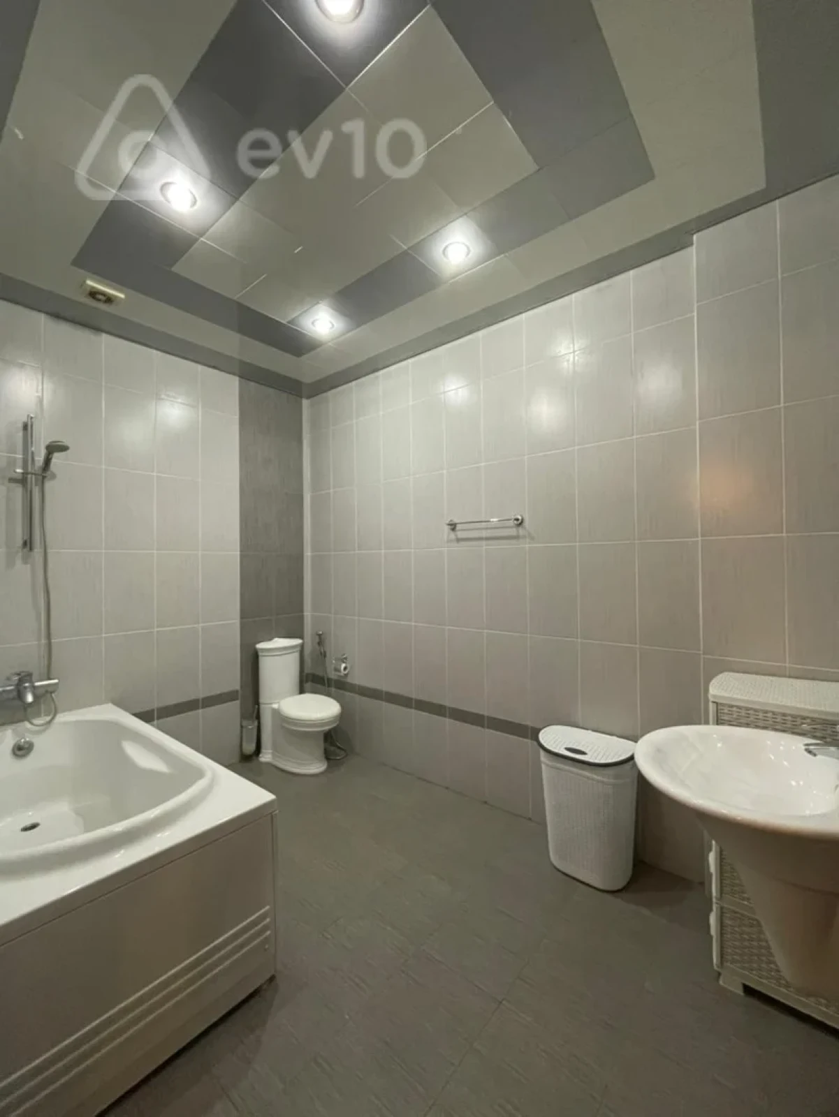 Kirayə verilir 4 otaqlı yeni tikili 200 m²