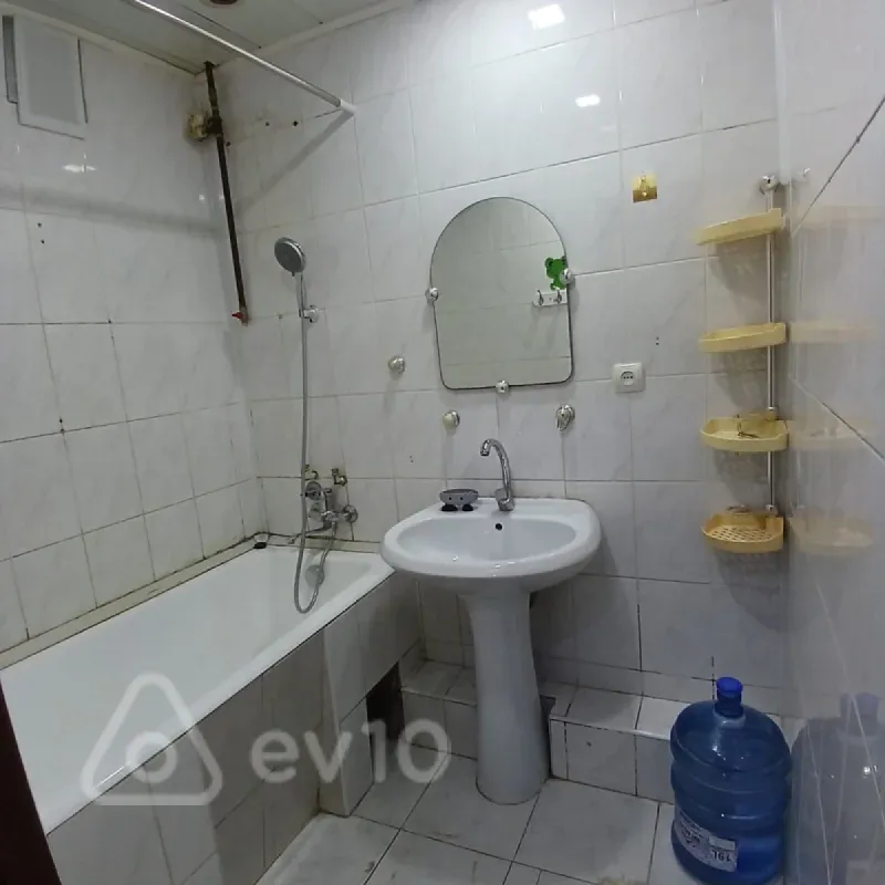 Kirayə verilir 2 otaqlı köhnə tikili 60 m²