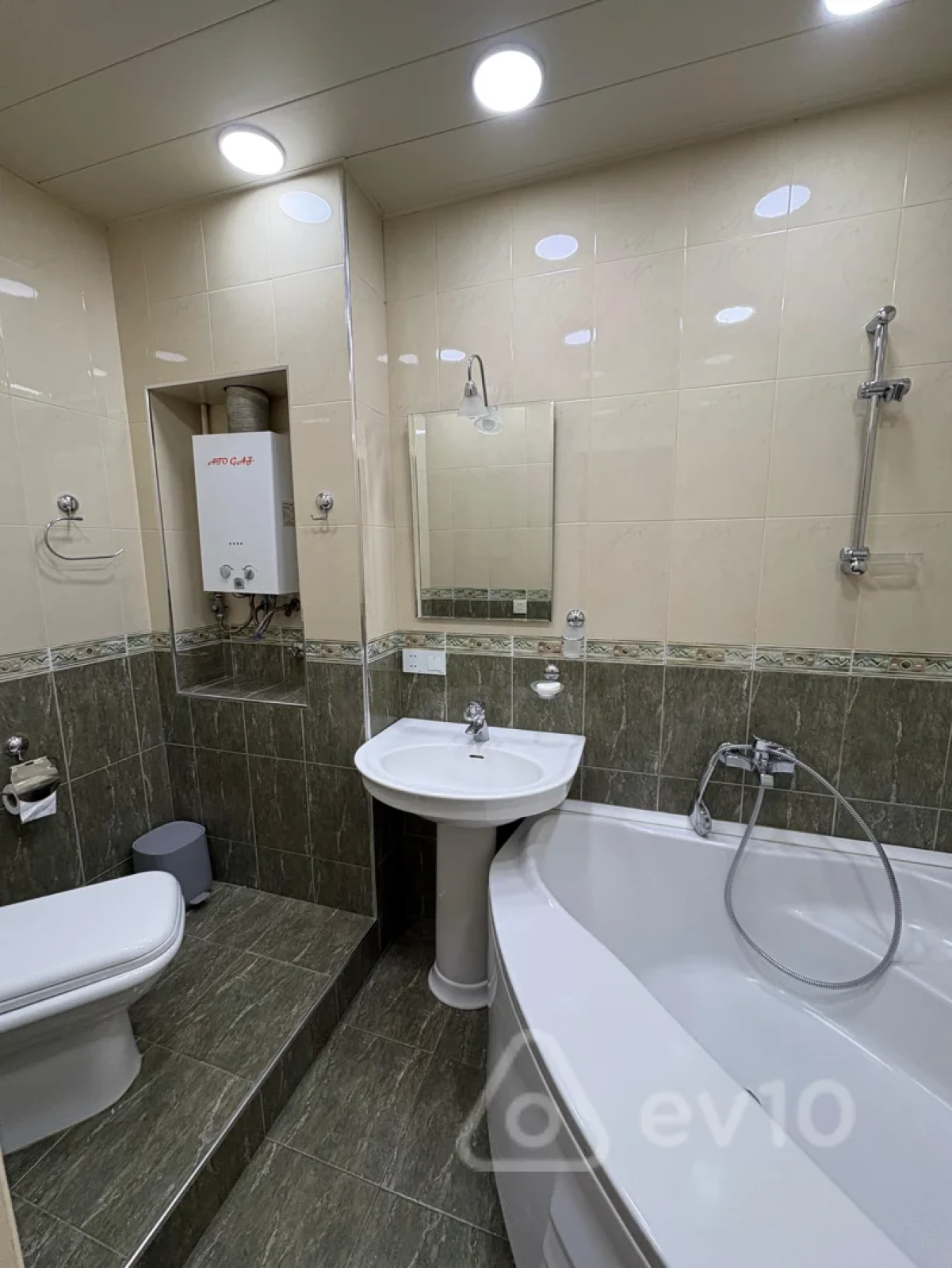 Kirayə verilir 2 otaqlı köhnə tikili 60 m²