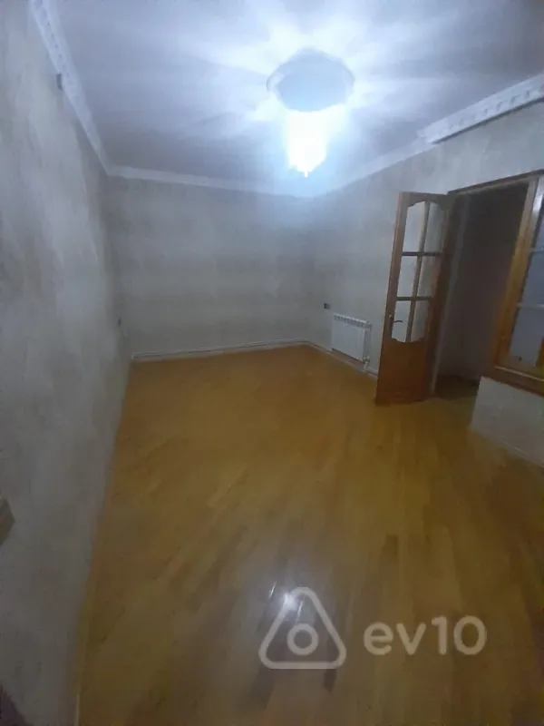 Satılır 2 otaqlı köhnə tikili 69 m²