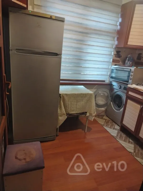 Kirayə verilir 2 otaqlı köhnə tikili 60 m²