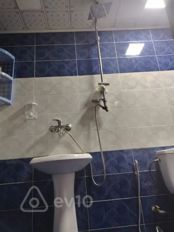 Kirayə verilir 2 otaqlı köhnə tikili 60 m²