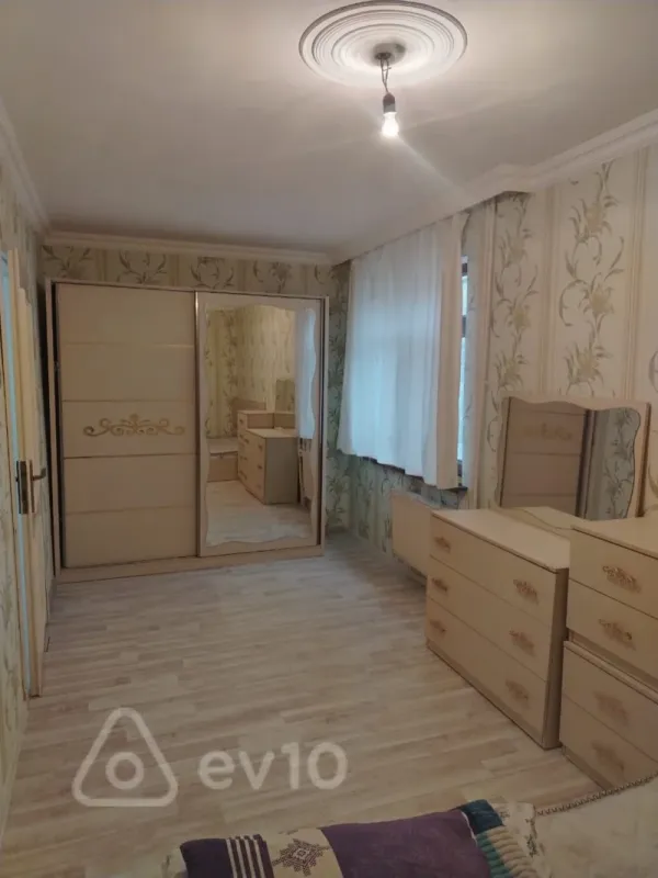 Kirayə verilir 2 otaqlı köhnə tikili 60 m²