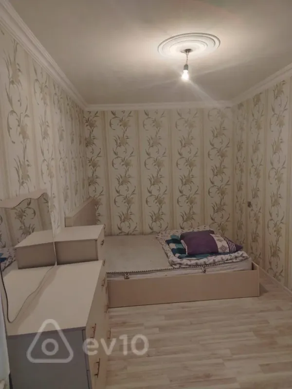 Kirayə verilir 2 otaqlı köhnə tikili 60 m²