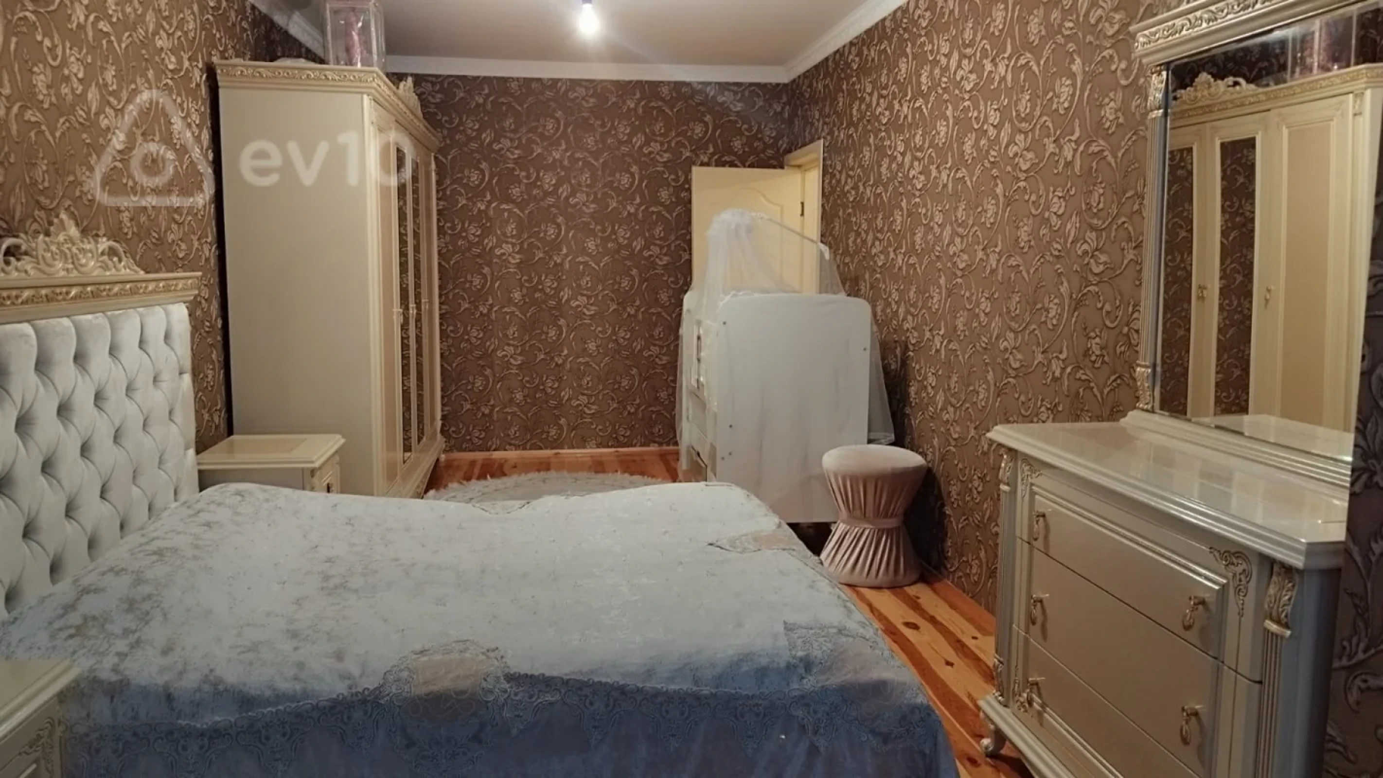 Satılır 4 otaqlı köhnə tikili 120 m²