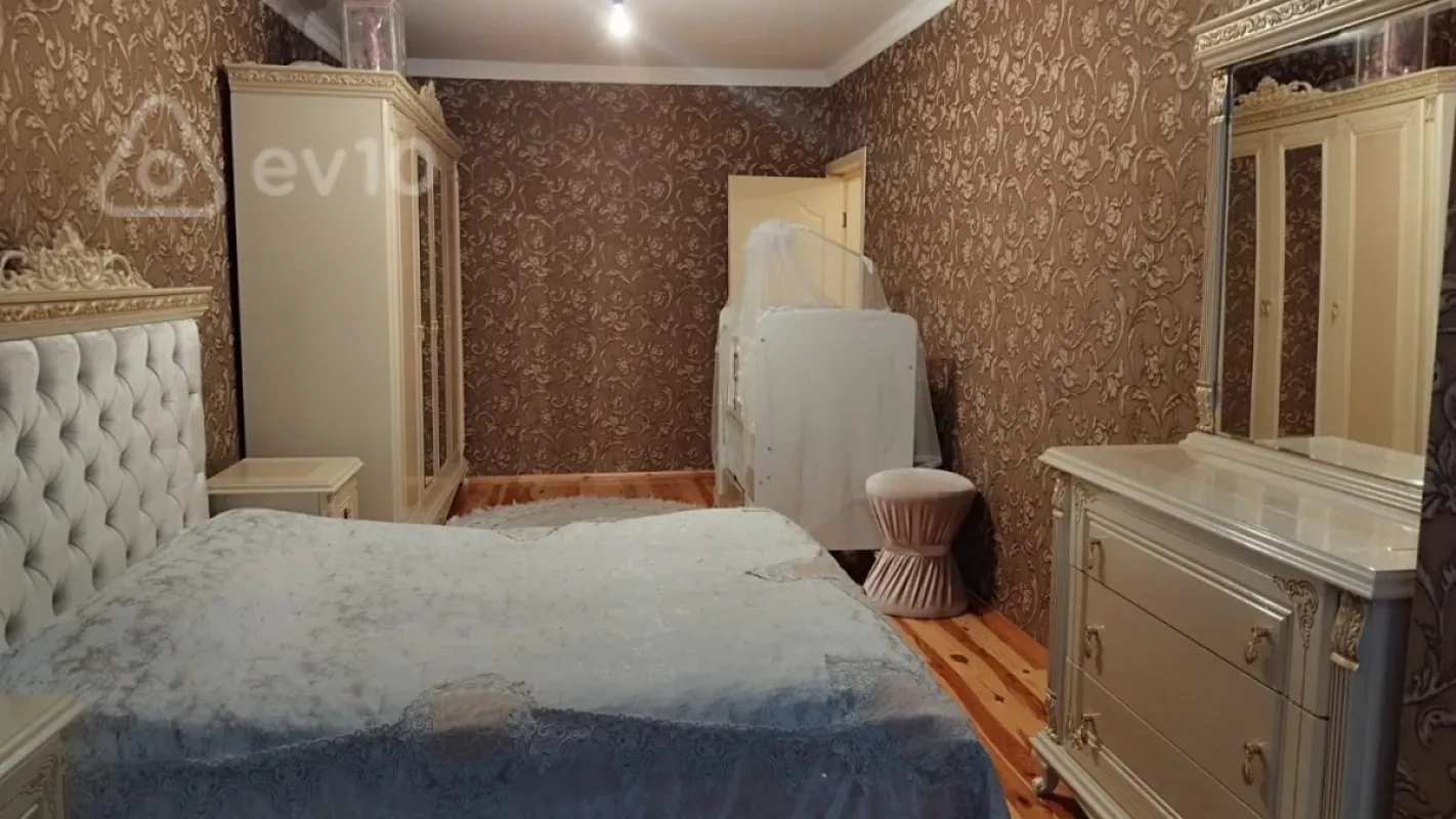 Satılır 4 otaqlı köhnə tikili 120 m²