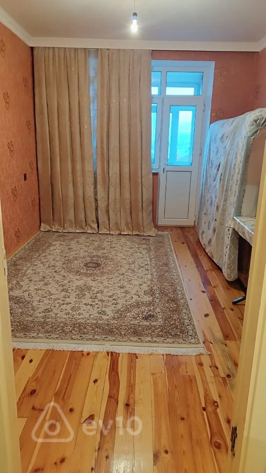 Satılır 4 otaqlı köhnə tikili 120 m²