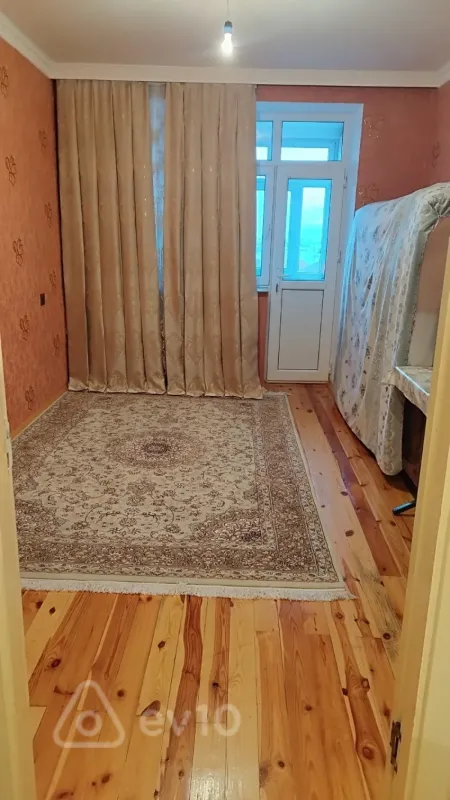 Satılır 4 otaqlı köhnə tikili 120 m²
