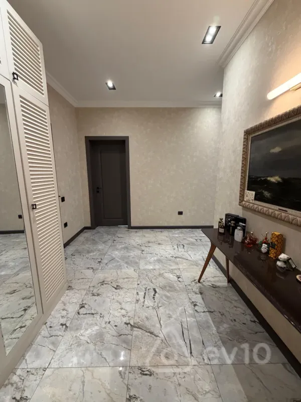 Kirayə verilir 3 otaqlı yeni tikili 126 m²