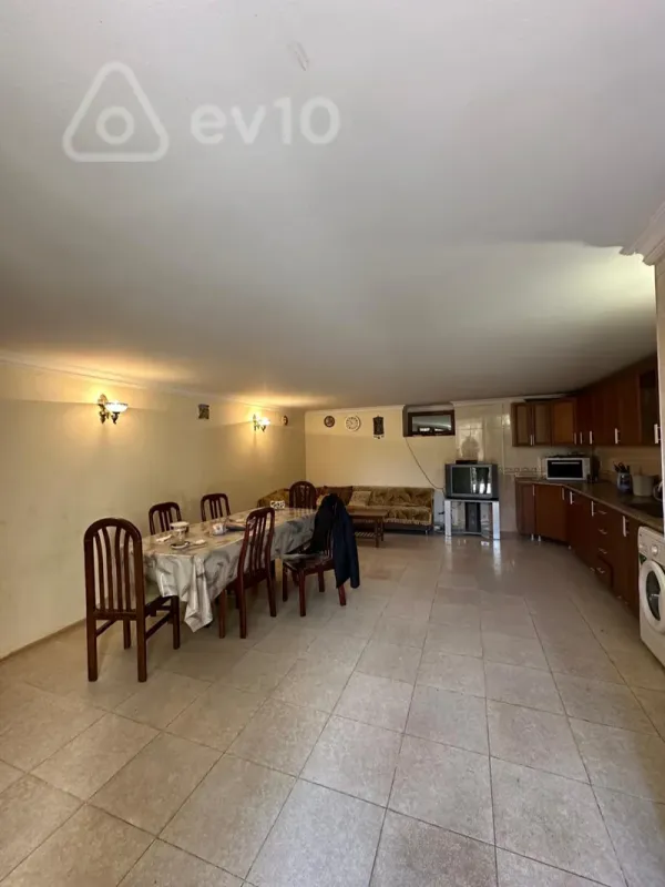 Kirayə verilir 8 otaqlı həyət evi 310 m²