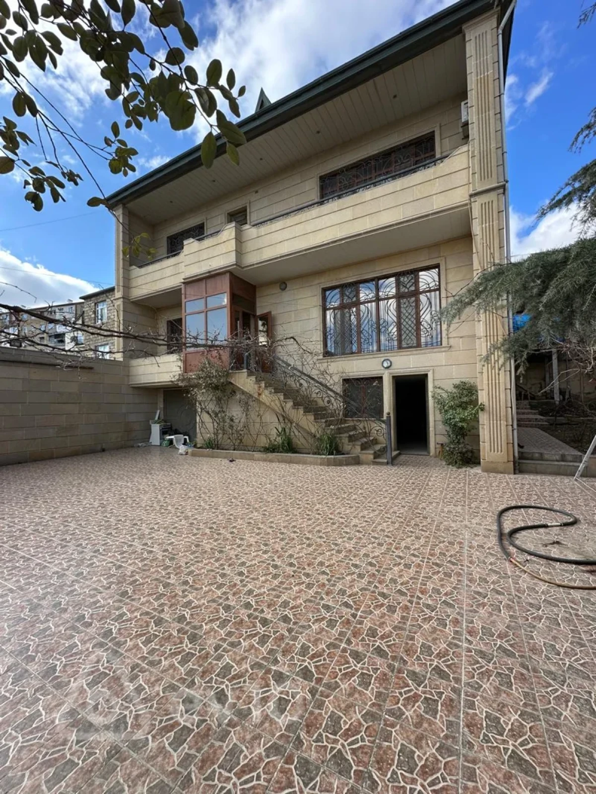 Kirayə verilir 8 otaqlı həyət evi 310 m²