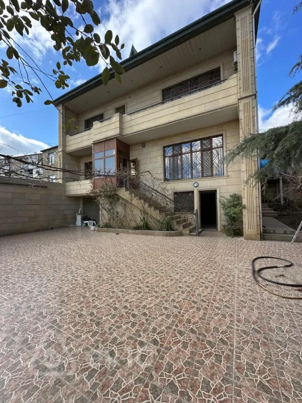 Kirayə verilir 8 otaqlı həyət evi 310 m²