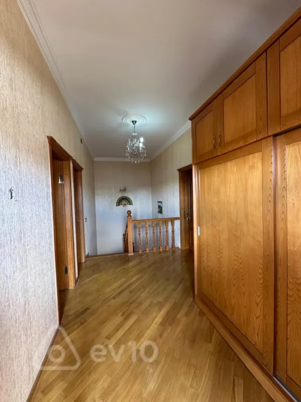 Kirayə verilir 8 otaqlı həyət evi 310 m²