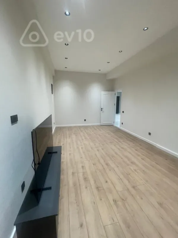 Kirayə verilir 2 otaqlı yeni tikili 117 m²