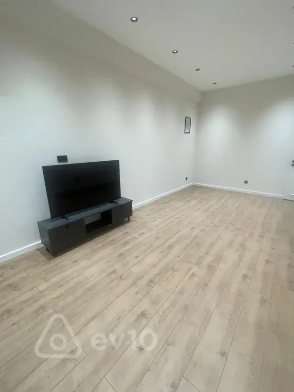 Kirayə verilir 2 otaqlı yeni tikili 117 m²