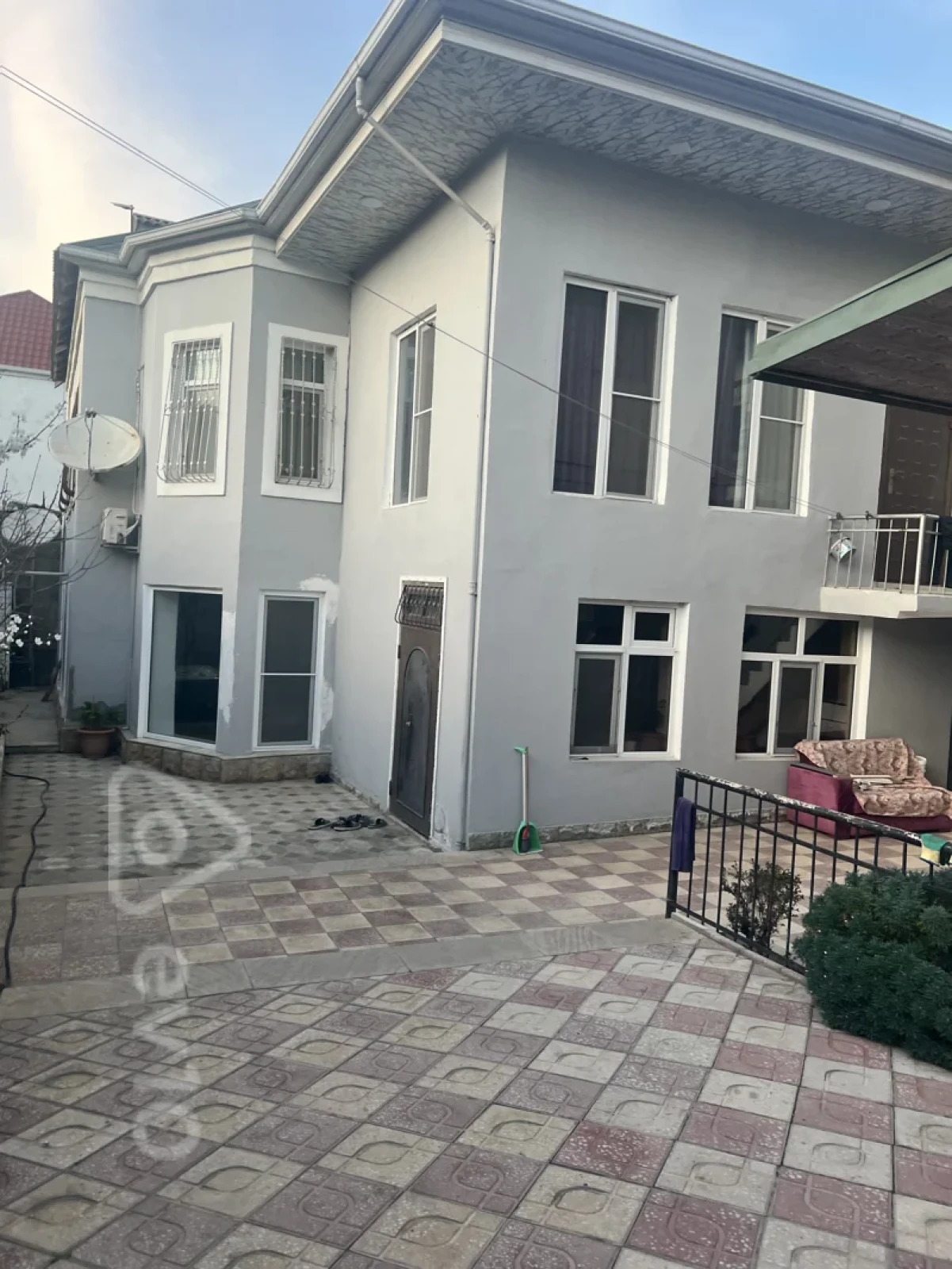 Satılır 9 otaqlı köhnə tikili 350 m²
