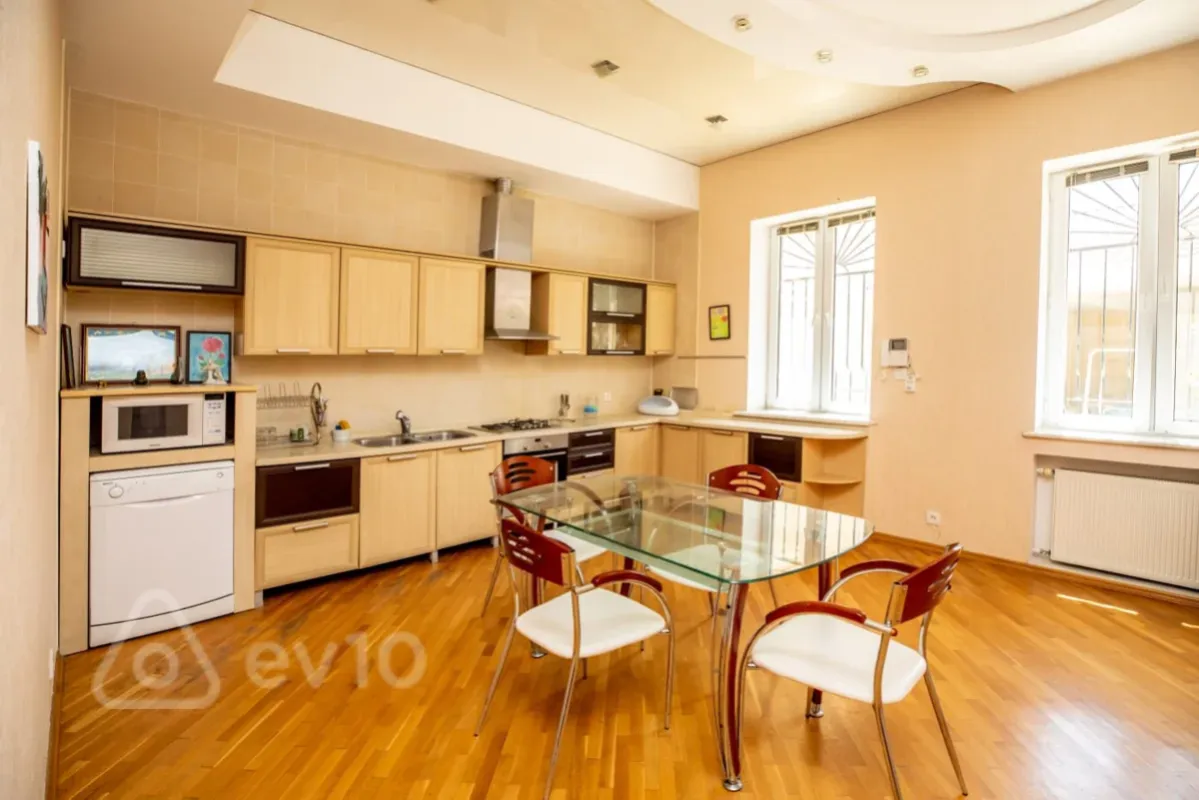 Satılır 7 otaqlı həyət evi 404 m²