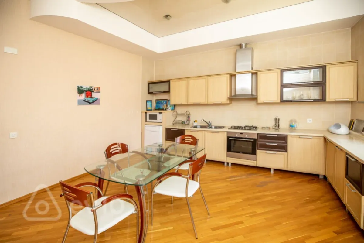 Satılır 7 otaqlı həyət evi 404 m²