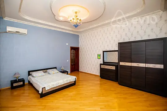 Satılır 7 otaqlı həyət evi 404 m²