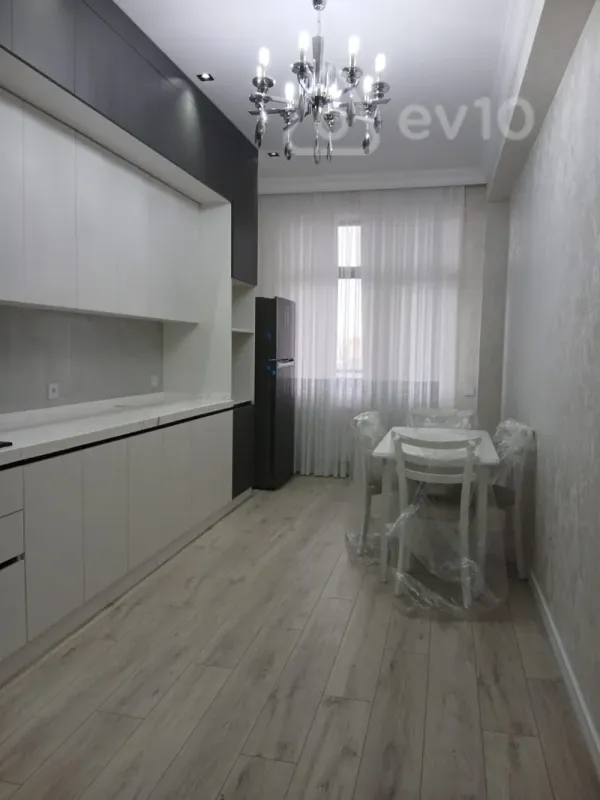Kirayə verilir 3 otaqlı yeni tikili 140 m²