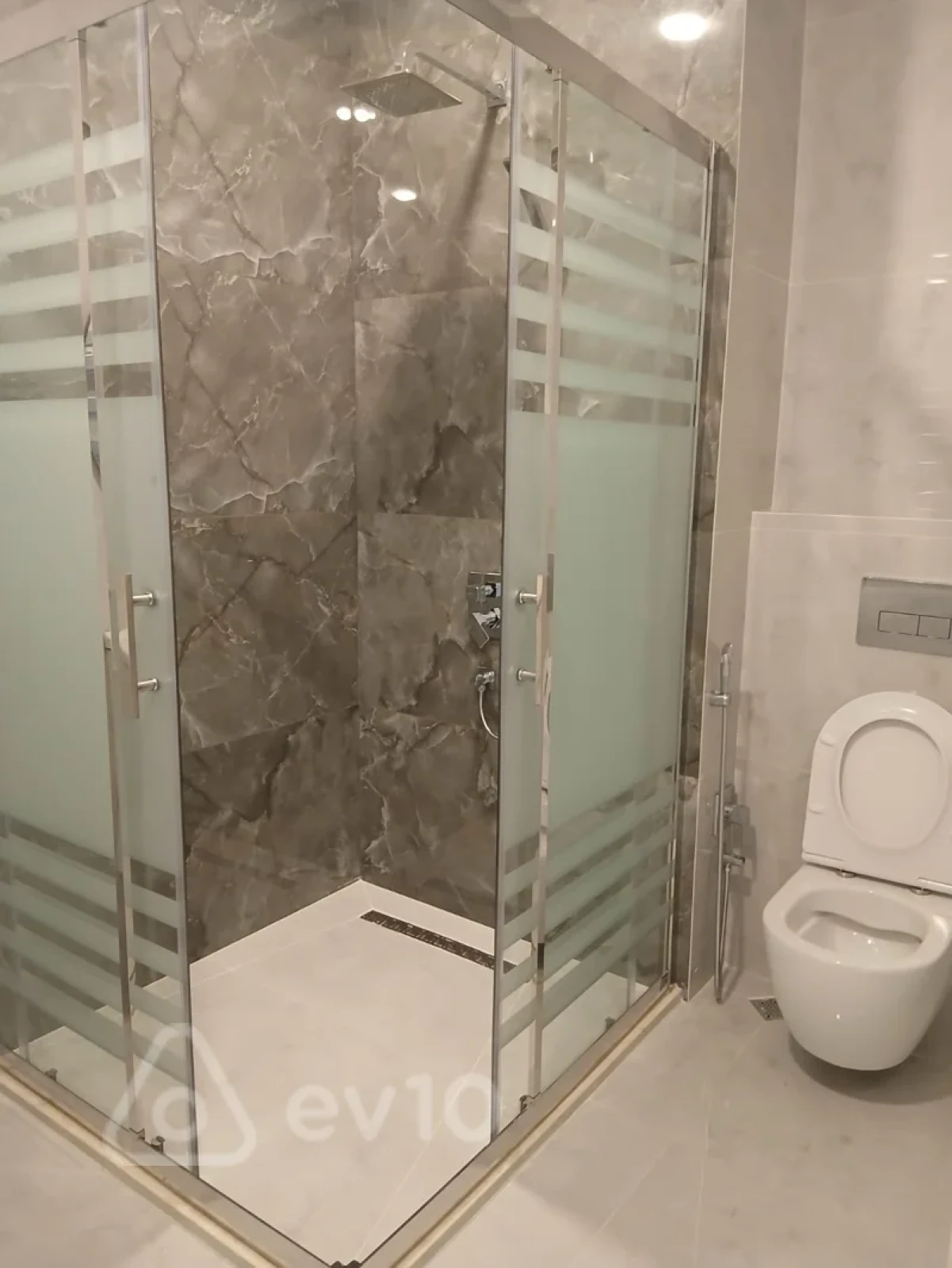 Kirayə verilir 3 otaqlı yeni tikili 140 m²