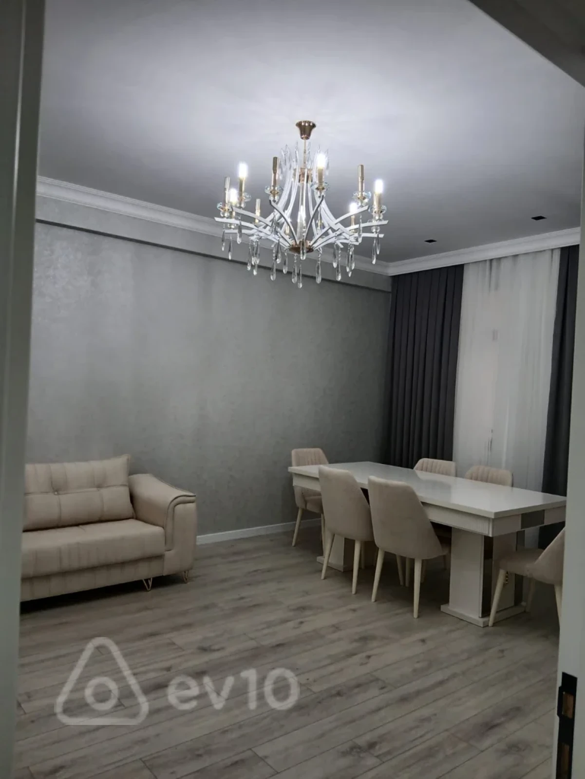 Kirayə verilir 3 otaqlı yeni tikili 140 m²