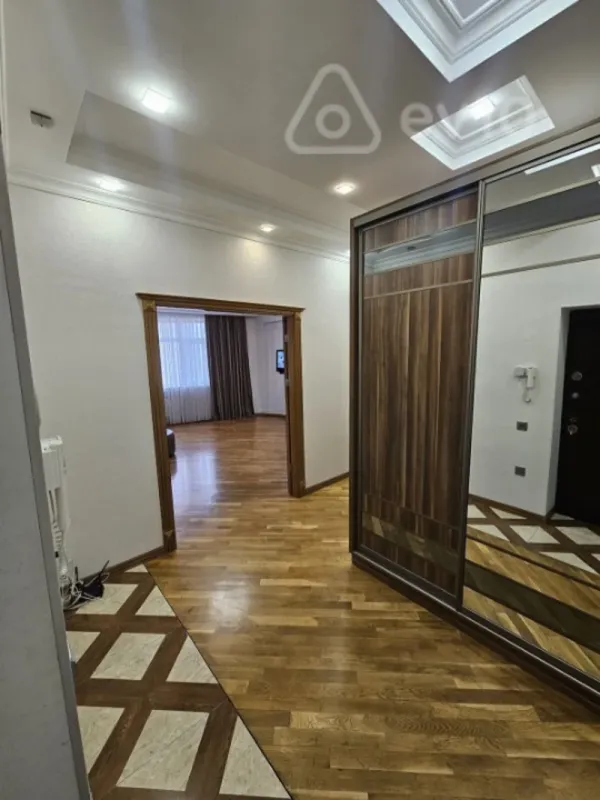 Kirayə verilir 2 otaqlı yeni tikili 80 m²