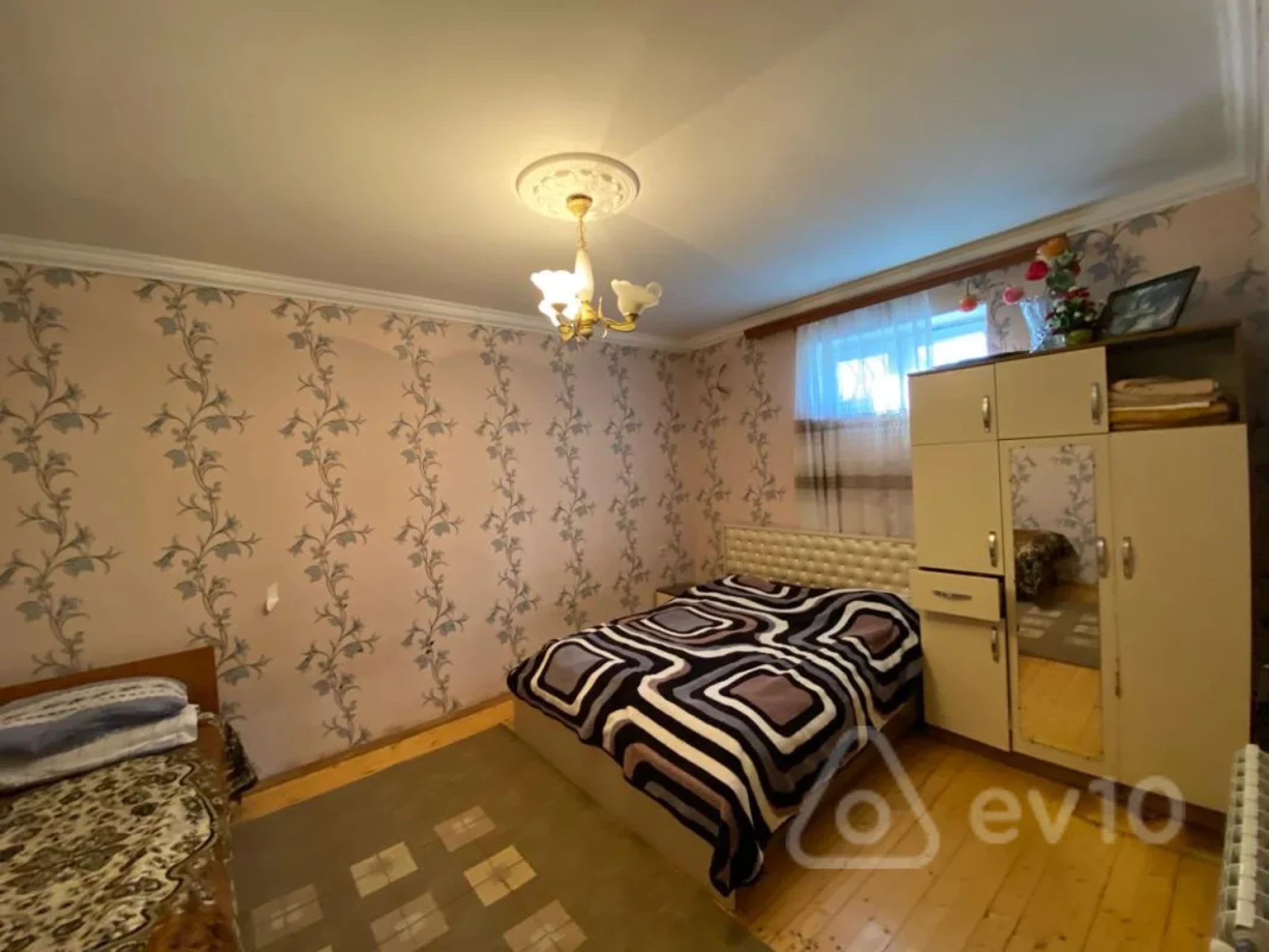 Satılır 8 otaqlı həyət evi 150 m²